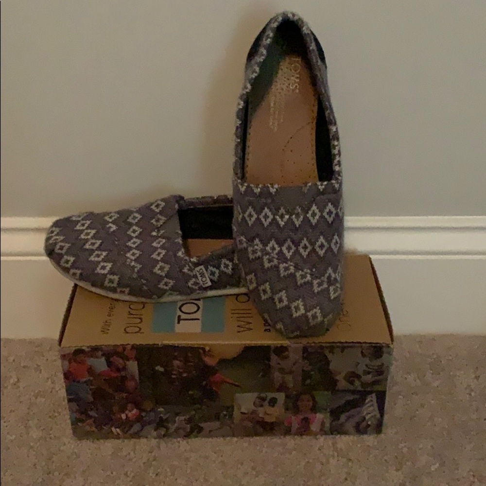 Women’s classic Toms shoes